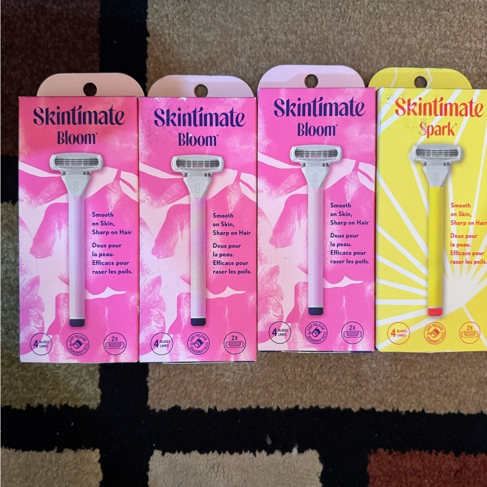 3 Skintimate Bloom & 1 Spark Women's Razor With 1 Handle & 2X Refills